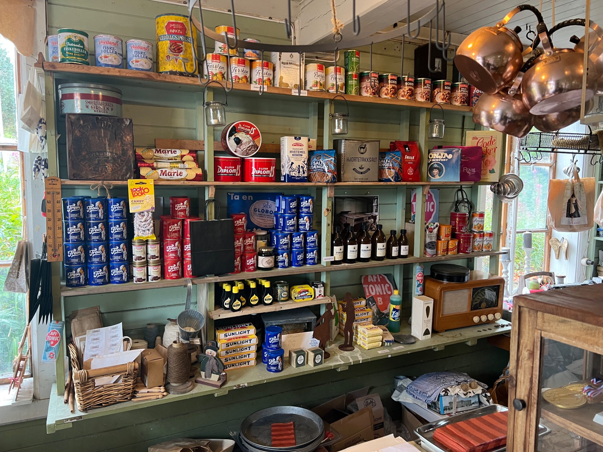 Velkommen til Nilsbua kystkulturminne, landhandel med kafé og museum