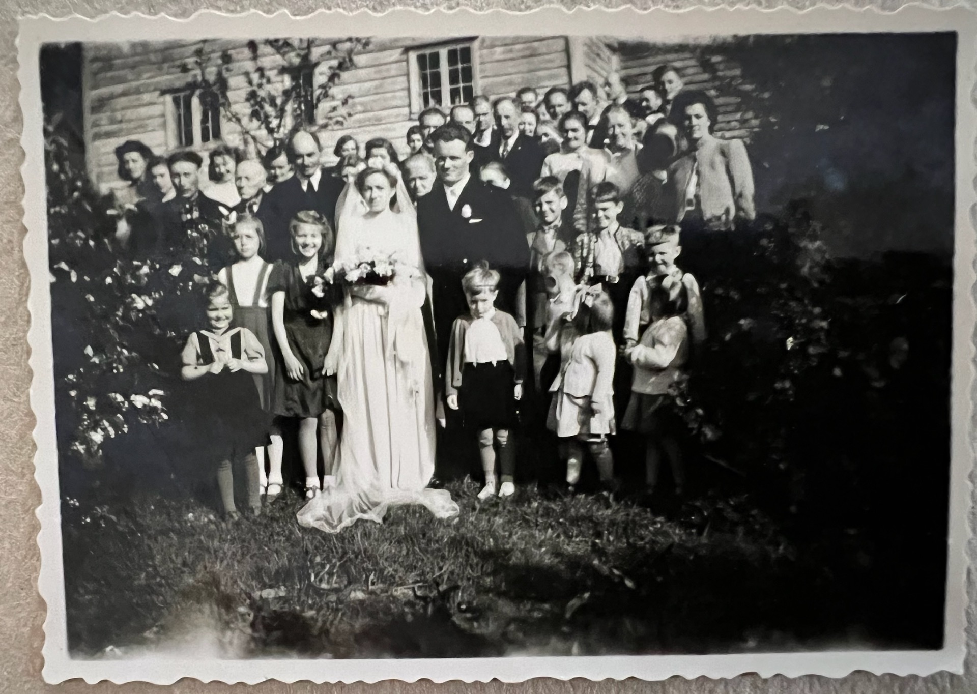 Nils og Laura Lone bryllupsbilde frå 1943, på farsgarden på Lone. Slekta er samla kring brudeparet. Far til Laura Gabriel Lone til venstre bak Laura, mor Anne Lone mellom brudeparet.
